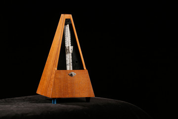 Mechanical metronome with pendulum swing