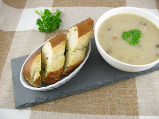 Laugenbaguette mit Kräuterbutter und Steinpilzcremesuppe