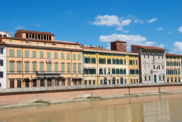 Fototapeta na wymiar Pisa vista dal fiume Arno