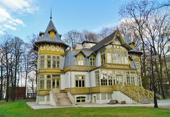 Fototapeta na wymiar Old green wooden house in skansen in Lodz - Open-air Museum