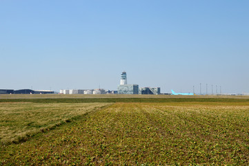 Fototapeta na wymiar Landschaft mit Flughafen