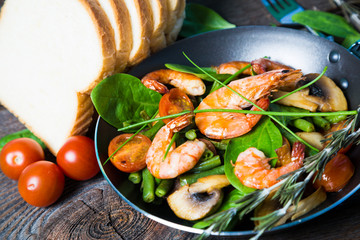 Fototapeta na wymiar Shrimp fried with vegetables
