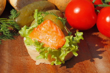 Baguette, geräuchertes Lachsfilet, Salat, Gemüse