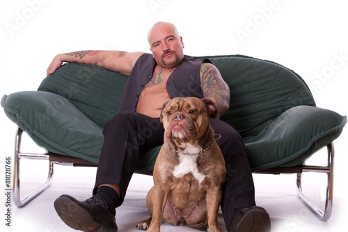 "tätowierter Mann mit Hund auf dem Sofa" Stock photo and royaltyfree