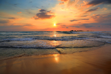 landschap met zee zonsondergang op strand