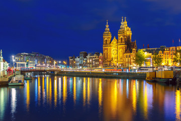 Obraz premium Night Amsterdam canal and Basilica Saint Nichola