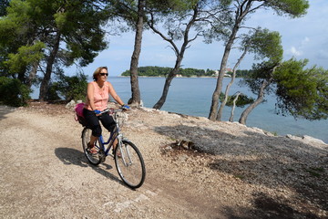 Obraz premium Radfahrerin bei Rovinj