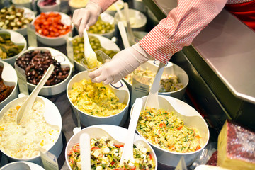 Verkauf von Salaten und Essen im Supermarkt