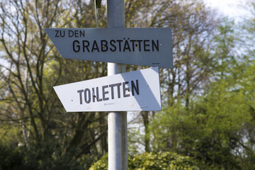 Schild:  Zu den Grabst&auml;tten