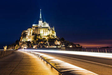Fototapeta na wymiar Le Mont-Saint-Michel bei Nacht - Frankreich