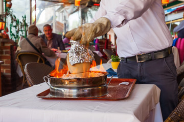 taditionelles Kebap Gericht in einem Tongefäß in Istanbul