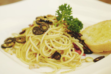 Olive spaghetti aglio olio with chili and garlic bread