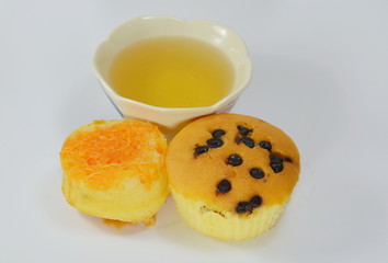 chocolate chip and golden threads topping cup cake with tea