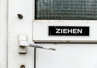 Klinke an einer alten Toilettentür