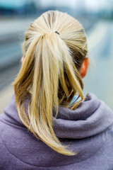 Nachdenkliche junge Frau von hinten