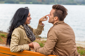 Verliebtes Paar auf einer Parkbank