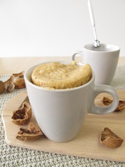 Mug Cake mit Walnüssen aus der Mikrowelle