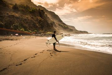 Surfer im Sonnenuntergang von Teneriffa