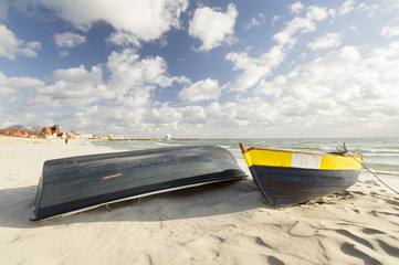 drewniane łodzie na plaży © Mike Mareen