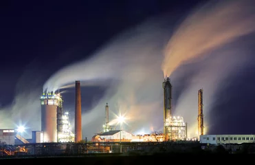 Stickers pour porte construction de la ville Oil refinery with vapor - petrochemical industry at night