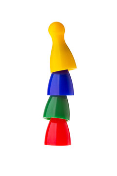 Gestapelte Spielfiguren in vier verschiedenen Farben.