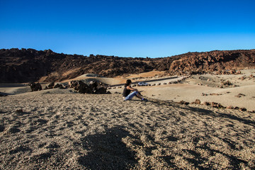 Frau allein in der Vulkanwüste