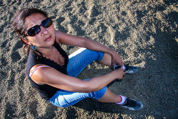 Frau mit Sonnenbrille blickt auf
