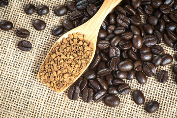 Obraz premium Coffee bean and granules coffee on a wooden spoon