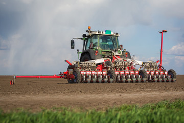 Obraz premium Tractor on field on job