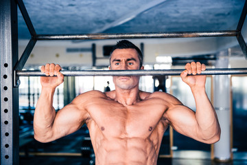 Naklejka premium Muscular handsome man pulling up