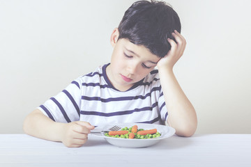 niño triste con la comida