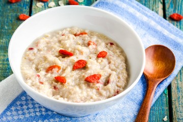 oatmeal with berries goji