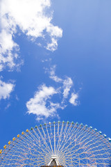 横浜コスモワールドの観覧車と青空
