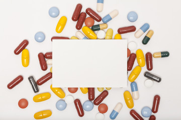 Medikamente mit weißer Karte zum beschriften