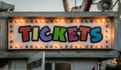 Obraz premium neon ticket sign