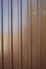 Wand aus Wellblech braun