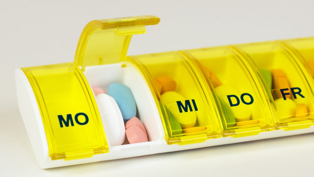 Tabletten einnehmen - Medikamente nehmen - Dosierer - dosieren