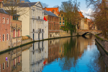 Obraz premium Green canal and bridge in Bruges, Belgium