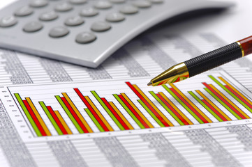 Fototapeta premium Finanzen mit Chart, Zahlentabelle und Taschenrechner