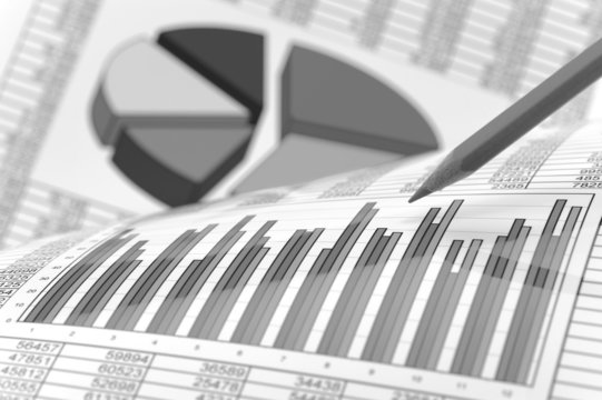 Finanzen mit Chart, Zahlentabelle und Stift