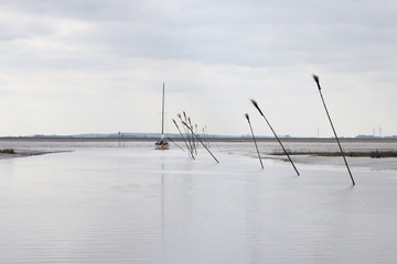 Fototapeta premium Auslaufendes Boot im Küstenpriel