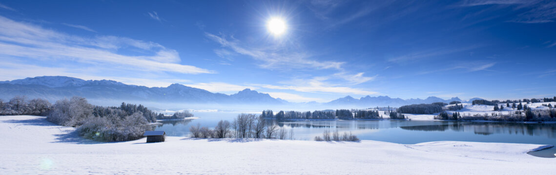 Panorama Winterlandschaft in Bayern mit Forggensee und Alpen