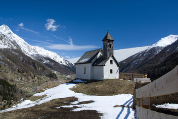 Fototapeta na wymiar Kapelle auf der Islitzer Alm, Osttirol, Österreich