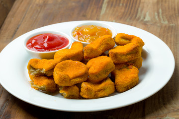 Nuggets auf einen Teller