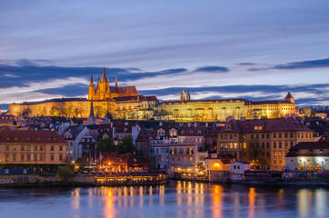 Château de Prague (République tchèque) et rivière Vltava au coucher du soleil