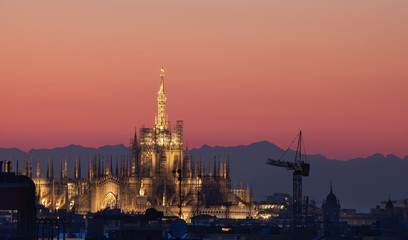 Duomo di Milano al tramonto rosa