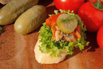 Baguette, Heringsfilet, Tomatensauce, Salat, Gemüse