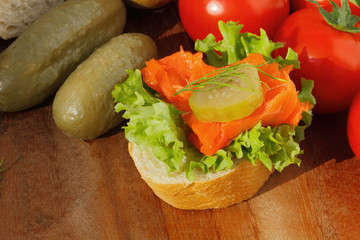 Baguette, geräuchertes Seelachsfilet, Salat, Gemüse