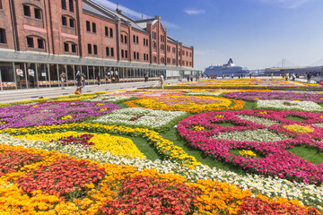 Fototapeta premium 横浜みなとみらい・赤レンガ倉庫と花畑