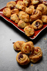 Puff pastry appetizer with fruity marmalade